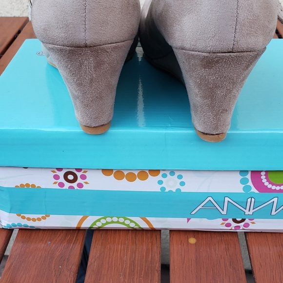 Taupe buckle wedges - Picture 3 of 3